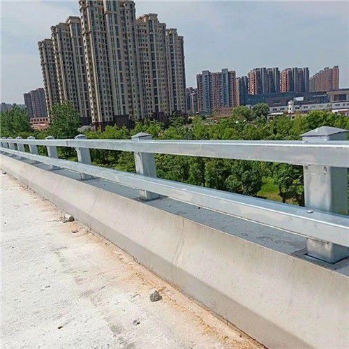 桥梁防撞护栏